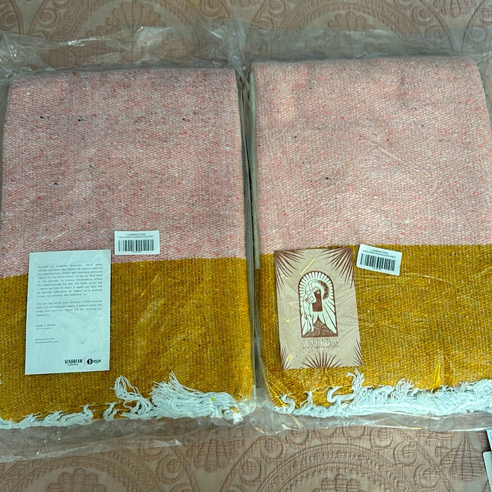 New SUNDREAM COFFEE‎ Drift Throw in Pink and Gold